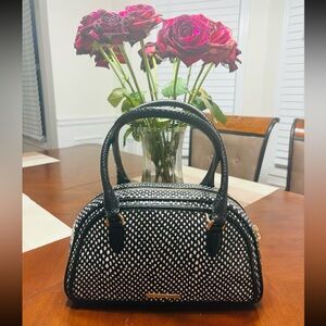 She’s 🤍Classic Purse🖤